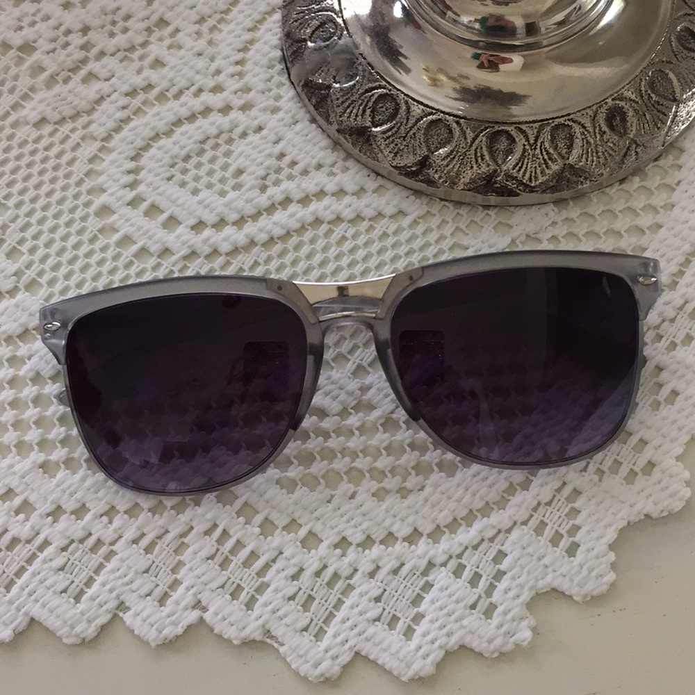 NWOT - GRAY LIGHTWEIGHT SUNGLASSES